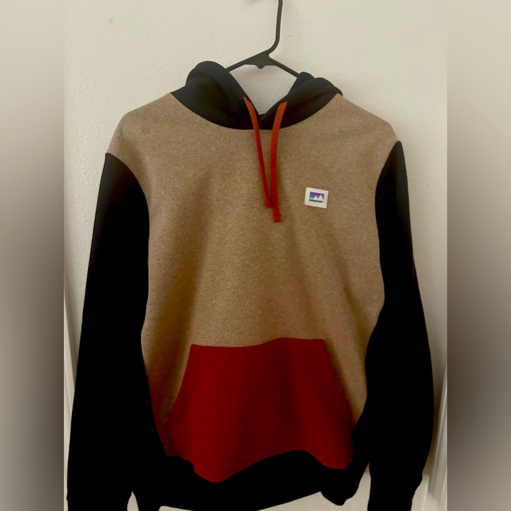 Patagonia hoodie like new (never worn) women’s Large, Mens medium